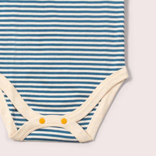 Laden Sie das Bild in den Galerie-Viewer, Little Green Radicals Bio-Baby-Bodysuit-Set Blaue Regenbögen 2er-Pack Größe 9-12m