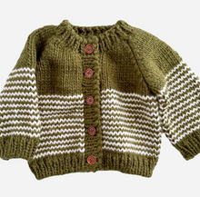 Laden Sie das Bild in den Galerie-Viewer, The Blueberry Hill Stripe Cardigan Moos/Creme Kinderpullover Größe 2-3 Jahre