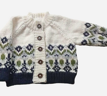 Laden Sie das Bild in den Galerie-Viewer, Der Blueberry Hill Fairisle Strick-Cardigan Navy Baby- und Kinderpullover