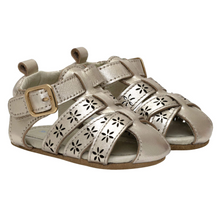 Laden Sie das Bild in den Galerie-Viewer, Robeez Fleur First Kicks Sandalen Gold