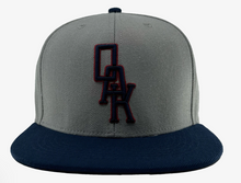 Laden Sie das Bild in den Galerie-Viewer, Oaklandish Eichenmonogramm Snapback Einheitsgröße Grau/Navy