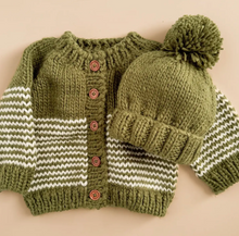 Laden Sie das Bild in den Galerie-Viewer, The Blueberry Hill Stripe Cardigan Moos/Creme Kinderpullover Größe 2-3 Jahre