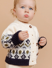 Laden Sie das Bild in den Galerie-Viewer, Der Blueberry Hill Fairisle Strick-Cardigan Navy Baby- und Kinderpullover