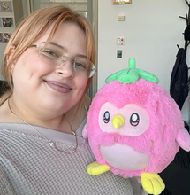 Laden Sie das Bild in den Galerie-Viewer, Squishable Mini Erdbeer-Pinguin