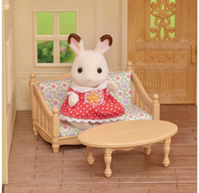 Laden Sie das Bild in den Galerie-Viewer, Sylvanian Families Gemütliches Häuschen mit rotem Dach – Starterset