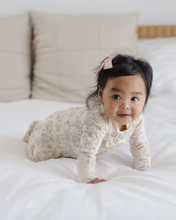 Laden Sie das Bild in den Galerie-Viewer, Quincy Mae Zip Long Sleeve Sleeper Footie Floral Vine