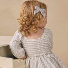 Laden Sie das Bild in den Galerie-Viewer, Quincy Mae Lainey Romper Cloud Stripe