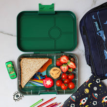 Laden Sie das Bild in den Galerie-Viewer, Yumbox Auslaufsichere Tapas Greenwich Grün 4 Fächer Rennautos Tablett