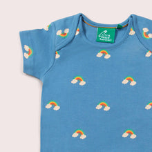 Laden Sie das Bild in den Galerie-Viewer, Little Green Radicals Bio-Baby-Bodysuit-Set Blaue Regenbögen 2er-Pack Größe 9-12m