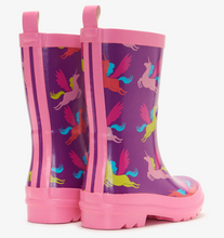 Laden Sie das Bild in den Galerie-Viewer, Hatley Pretty Pegasus Glitzernde Regenstiefel & passende Socken Dahlie Größe 4 Kinder