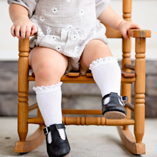 Laden Sie das Bild in den Galerie-Viewer, Little Stocking Co. Kniestrümpfe Spitze Weiß Größe 7-10 Jahre