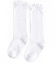 Laden Sie das Bild in den Galerie-Viewer, Little Stocking Co. Kniestrümpfe Spitze Weiß Größe 7-10 Jahre