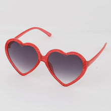 Laden Sie das Bild in den Galerie-Viewer, Glitzerherz-Sonnenbrille für Kinder
