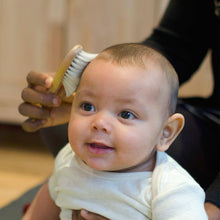 Laden Sie das Bild in den Galerie-Viewer, Green Sprouts Babybürste und Kamm
