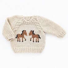 Laden Sie das Bild in den Galerie-Viewer, Huggalugs Pony Sweater Natural
