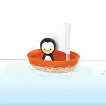 Laden Sie das Bild in den Galerie-Viewer, Plan Toys Segelboot Pinguin
