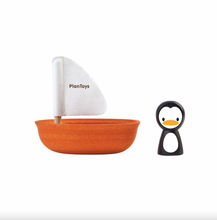 Laden Sie das Bild in den Galerie-Viewer, Plan Toys Segelboot Pinguin
