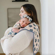 Laden Sie das Bild in den Galerie-Viewer, Copper Pearl Burp Cloths 3-Pack Gemma In Tan
