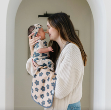 Laden Sie das Bild in den Galerie-Viewer, Copper Pearl Burp Cloths 3-Pack Gemma In Tan
