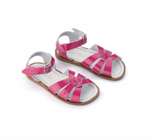 Load image into Gallery viewer, Salt Water Sandals Original Shiny Fuchsia

