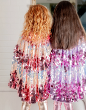 Laden Sie das Bild in den Galerie-Viewer, Great Pretenders The 5th Avenue Lila Pailletten-Cape
