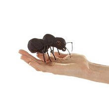 Laden Sie das Bild in den Galerie-Viewer, Folkmanis Mini Ameise Fingerpuppe – Winzig kleine Ameisenhandpuppe
