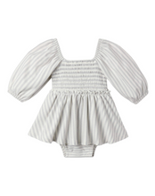 Laden Sie das Bild in den Galerie-Viewer, Quincy Mae Lainey Romper Cloud Stripe
