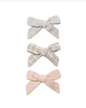 Laden Sie das Bild in den Galerie-Viewer, Quincy Mae Bow Clip Set of 3 Cloud Blue Gingham Dusty Rose
