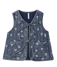 Laden Sie das Bild in den Galerie-Viewer, Rylee + Cru Denim Vest Heart Ditsy
