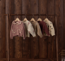 Laden Sie das Bild in den Galerie-Viewer, Rylee + Cru Aspen Sweater – Ivory Flowers
