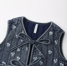 Laden Sie das Bild in den Galerie-Viewer, Rylee + Cru Denim Vest Heart Ditsy
