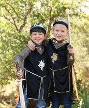 Laden Sie das Bild in den Galerie-Viewer, Great Pretenders Goldener Ritter Tunika Cape Krone Größe 5-6 Jahre
