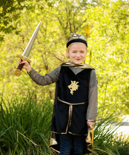 Laden Sie das Bild in den Galerie-Viewer, Great Pretenders Goldener Ritter Tunika Cape Krone Größe 5-6 Jahre
