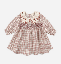 Laden Sie das Bild in den Galerie-Viewer, Quincy Mae Callie Dress, Christmas Plaid
