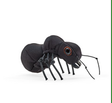Laden Sie das Bild in den Galerie-Viewer, Folkmanis Mini Ameise Fingerpuppe – Winzig kleine Ameisenhandpuppe
