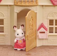 Laden Sie das Bild in den Galerie-Viewer, Sylvanian Families Gemütliches Häuschen mit rotem Dach – Starterset
