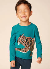 Laden Sie das Bild in den Galerie-Viewer, Tea Collection Tiger Prowl Double-Sided Tee Scuba
