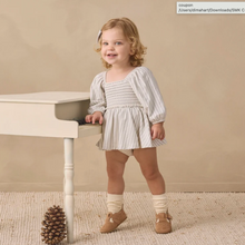 Laden Sie das Bild in den Galerie-Viewer, Quincy Mae Lainey Romper Cloud Stripe
