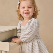 Laden Sie das Bild in den Galerie-Viewer, Quincy Mae Lainey Romper Cloud Stripe
