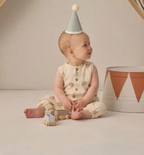 Laden Sie das Bild in den Galerie-Viewer, Quincy Mae Web-Jumpsuit Party Bears
