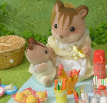Laden Sie das Bild in den Galerie-Viewer, Sylvanian Families Walnuss-Eichhörnchen-Familie
