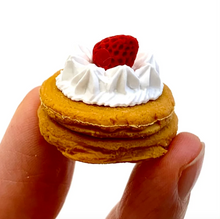 Laden Sie das Bild in den Galerie-Viewer, Iwako Cake Eraser
