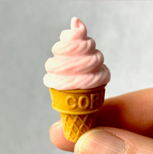 Laden Sie das Bild in den Galerie-Viewer, Iwako Ice Cream Eraser
