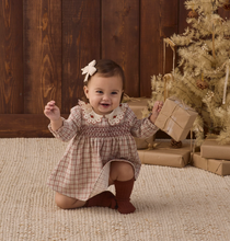 Laden Sie das Bild in den Galerie-Viewer, Quincy Mae Callie Dress, Christmas Plaid

