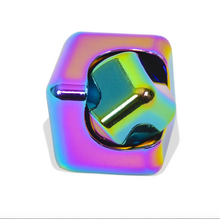 Laden Sie das Bild in den Galerie-Viewer, Watchitude Spin Cube Medal Fidget Spinner
