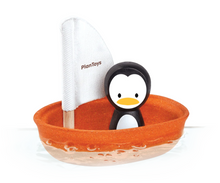 Laden Sie das Bild in den Galerie-Viewer, Plan Toys Segelboot Pinguin
