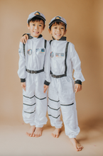 Load image into Gallery viewer, Great Pretenders Astronaut Costume 5-6 Years

